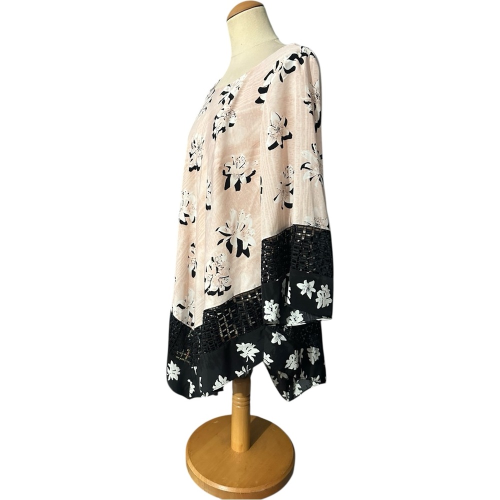 Alfani Printed Crochet Trim V-Hem Top Pink Size 1X - Picture 4 of 6